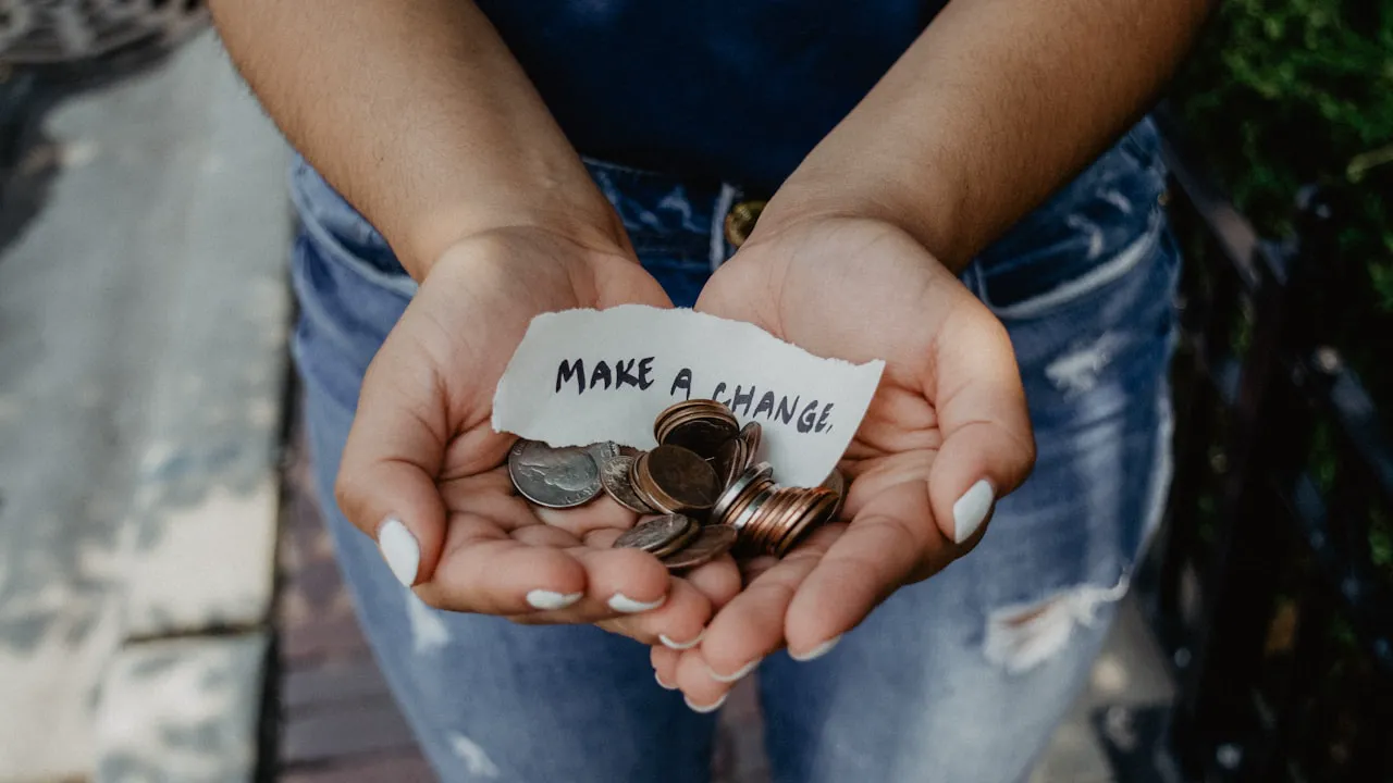 Mains d'artisans et de bénévoles manipulant des outils d'ébénisterie solidaire